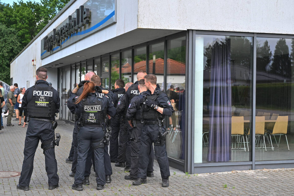 Die Versammlung in der Müggelspreehalle hat unter Polizeischutz stattgefunden.