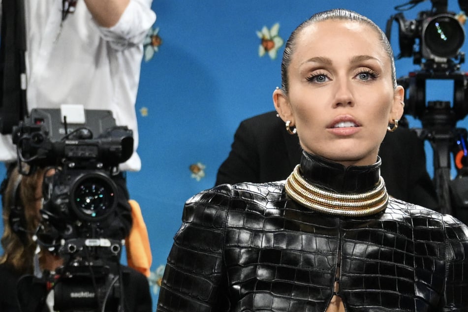 Drama de voz, quiste reventado y pierna "descompuesta": Miley Cyrus conmociona con evidentes problemas de salud