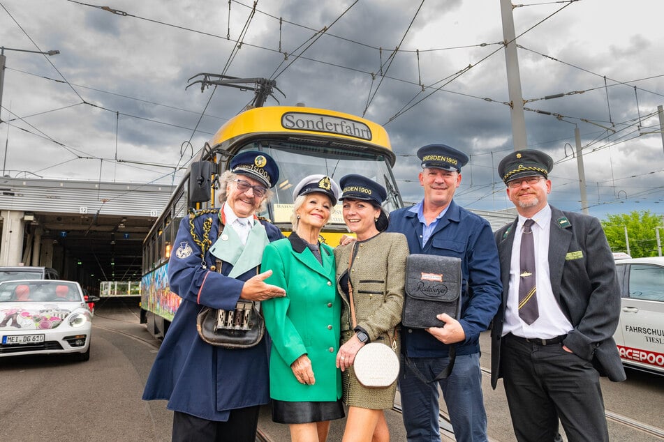 Straßenbahn-Dreh mit prominenter Besetzung (v.l.): Karl-Heinz Bellmann und Dorit Gäbler werden von Silke und Ricco Geithner sowie Henry Susa bei der mobilen Talkshow "Bahngespräche" begleitet, die Teil des filmischen Porträts über das Künstlerpaar sein wird.