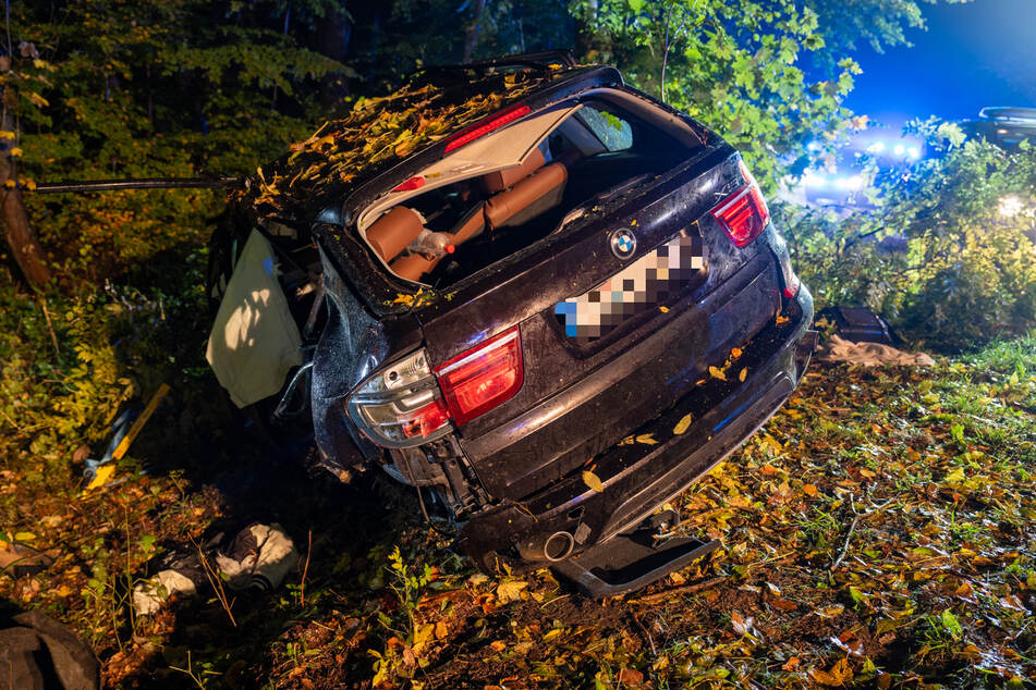 Tödlicher Unfall auf der Blutstraße in Weimar: Am Dienstagabend krachte ein BMW-Fahrer mit voller Wucht gegen einen Baum. Einer der Mitfahrer überlebte den Crash nicht.
