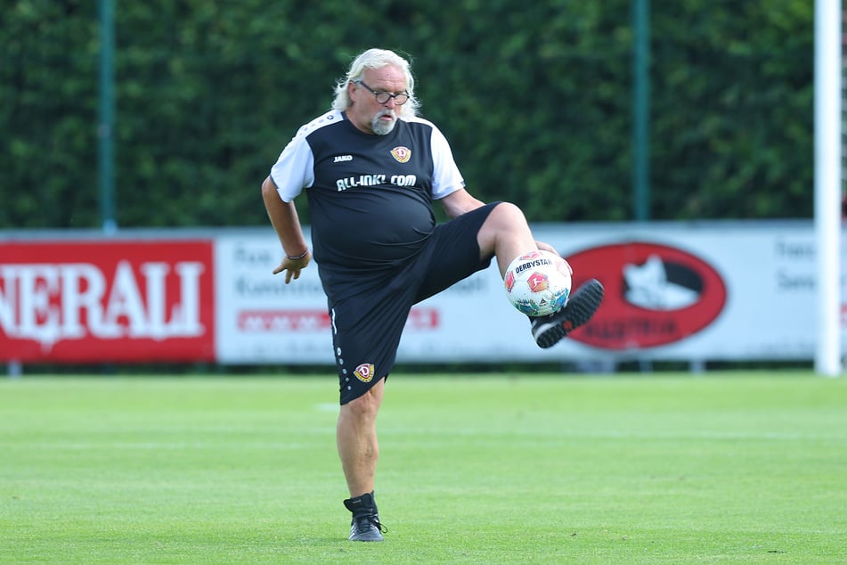 Macht am Ball immer noch eine gute Figur: Co-Trainer Heiko Scholz (59).