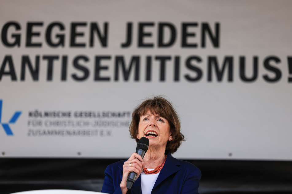 Oberbürgermeisterin Henriette Reker (66, parteilos) sprach bei der Veranstaltung vor dem Kölner Dom.