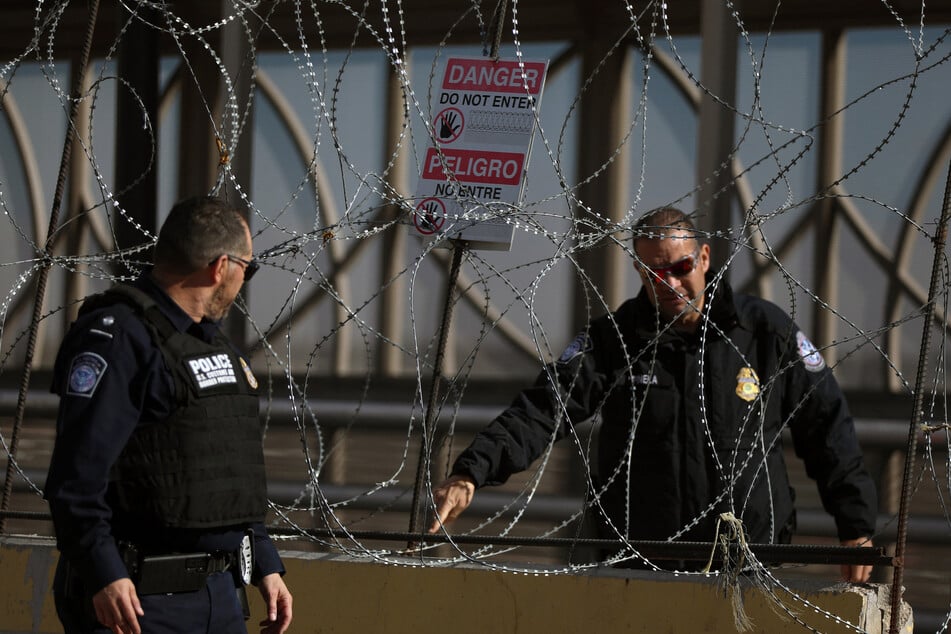 US law enforcement agents carried out exercises using barbed wire and concrete blocks Friday at a crossing on the border with Mexico as tensions crept up ahead of President-elect Donald Trump's inauguration.