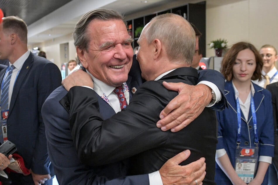 Gerhard Schröder (78,SPD, l), ehemaliger Bundeskanzler, umarmt den russischen Präsidenten, Wladimir Putin (69).