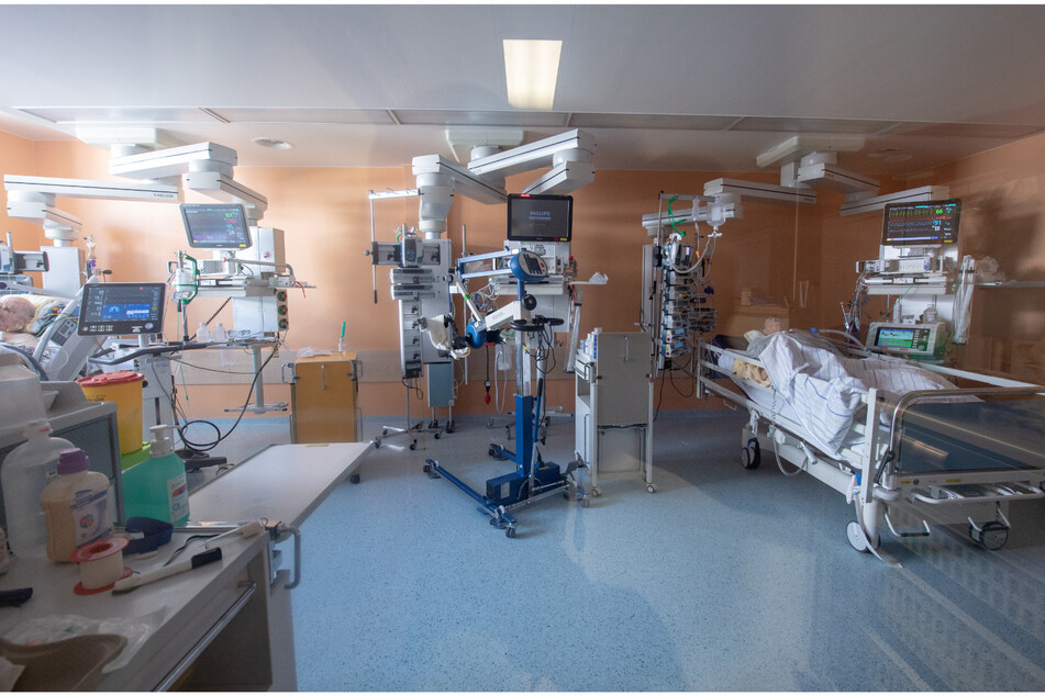 Zwei positiv getestete Corona-Patienten liegen in einem isoliertem Intensivbett-Zimmer in der Asklepios Klinik. (Archivbild)
