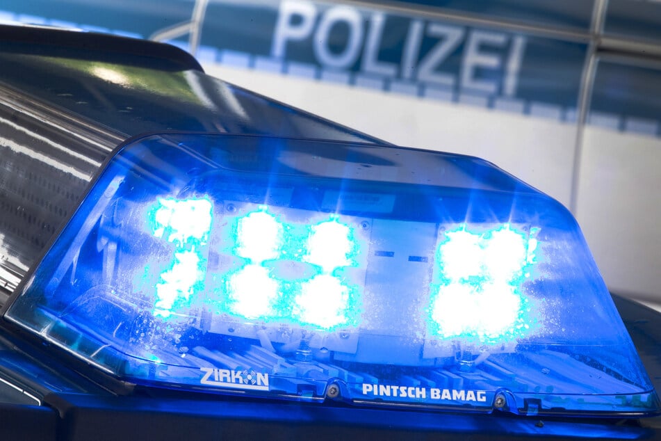 Die Polizei kontrollierte einen Mopedfahrer, weil er mit drei Beifahrern fuhr.