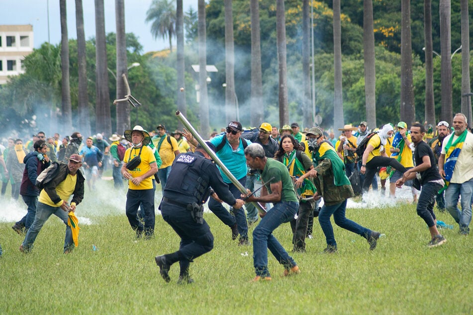 Treue Anhänger des abgewählten Ex-Präsidenten lieferten sich am 8. Januar heftige Auseinandersetzungen mit der Polizei.