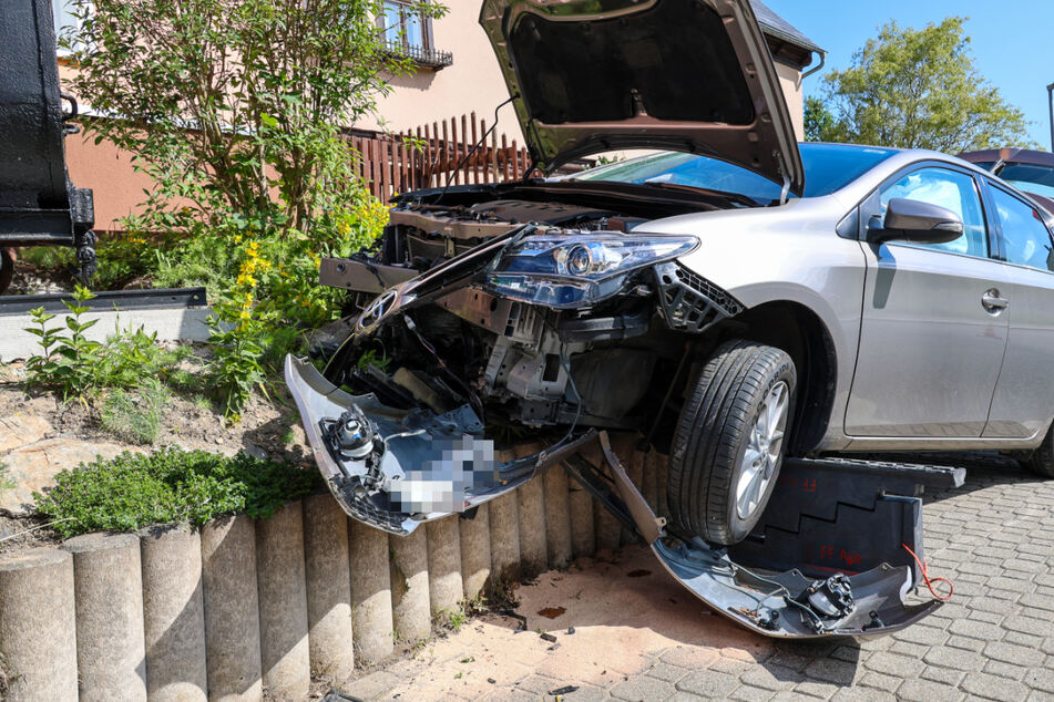 Unfall im Erzgebirge: Toyota landet auf Mauer