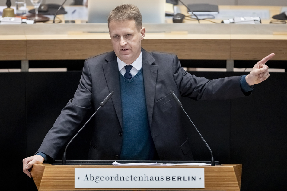Der verkehrspolitische Sprecher der CDU-Fraktion, Oliver Friederici, kritisiert Bus und Bahn.