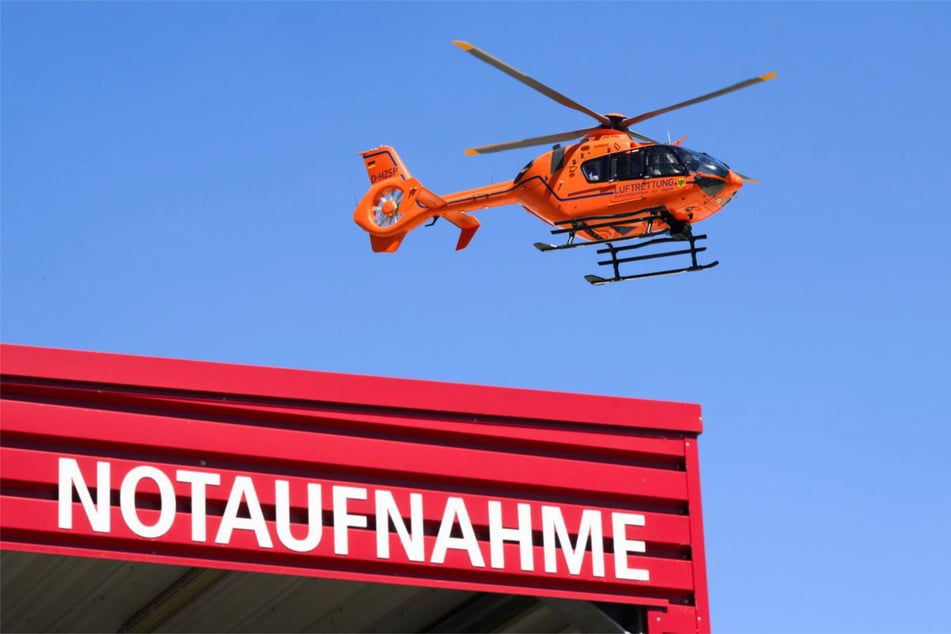 Rettungshubschrauber sind oft die einzige Möglichkeit schwerst verletzte Patienten rechtzeitig in die Notaufnahme zu bringen. (Symbolfoto)