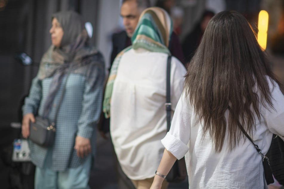 "Drakonische Strafen": Das soll Frauen drohen, wenn sie in diesem Land kein Kopftuch tragen