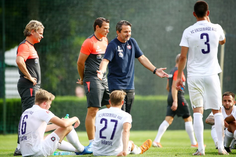 Vor dem FC Erzgebirge und seinem Cheftrainer Dirk Schuster (M.) liegen ungewisse Zeiten. Noch nie waren der Saisonstart und die Konkurrenz so schwer einzuschätzen wie aktuell.