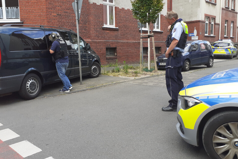 Die Polizei sperrte die Straße in Leverkusen-Opladen. Das SEK konnte den Mann in seiner überwältigen.