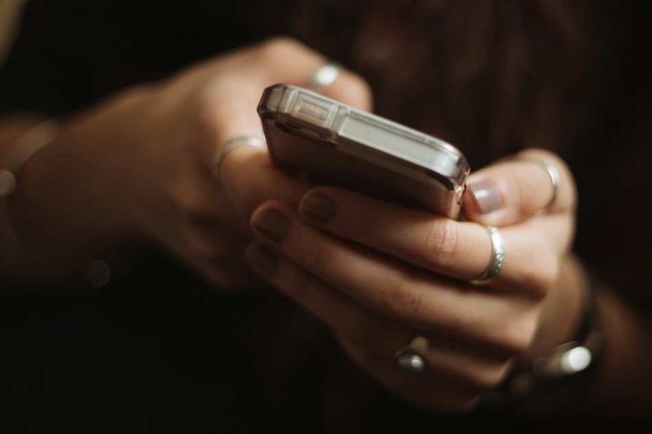 Using cell phones does not increase the risk of developing cancer, according to a new study.