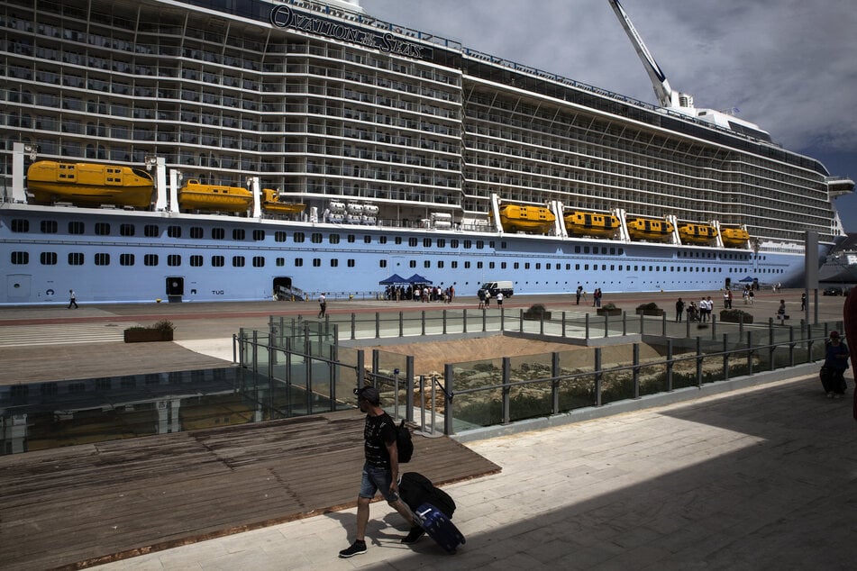 Die "Ovation of the Seas" zählt zu den größten Kreuzfahrtschiffen von Royal Caribbean und bietet Platz für knapp 5000 Passagiere. (Archivfoto)