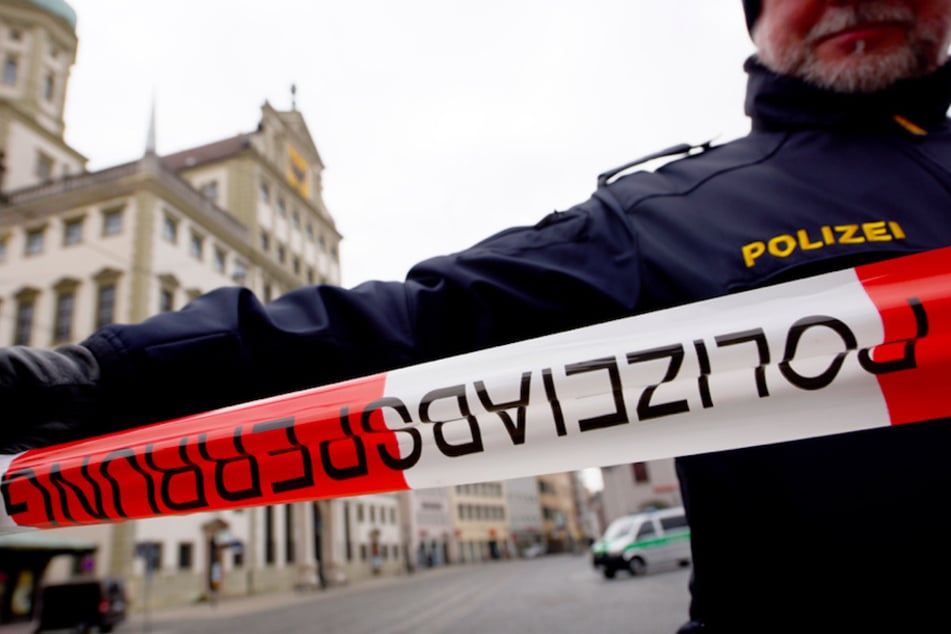Das Gelände in Augsburg wurde von der Polizei abgesperrt. (Symbolbild)