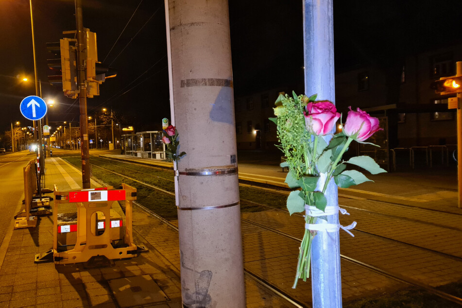 Noch am Abend nach dem tragischen Unfall in Probstheida bekundeten Leipzigs Bürger ihr Beileid mit Blumen an der Unglücksstelle.