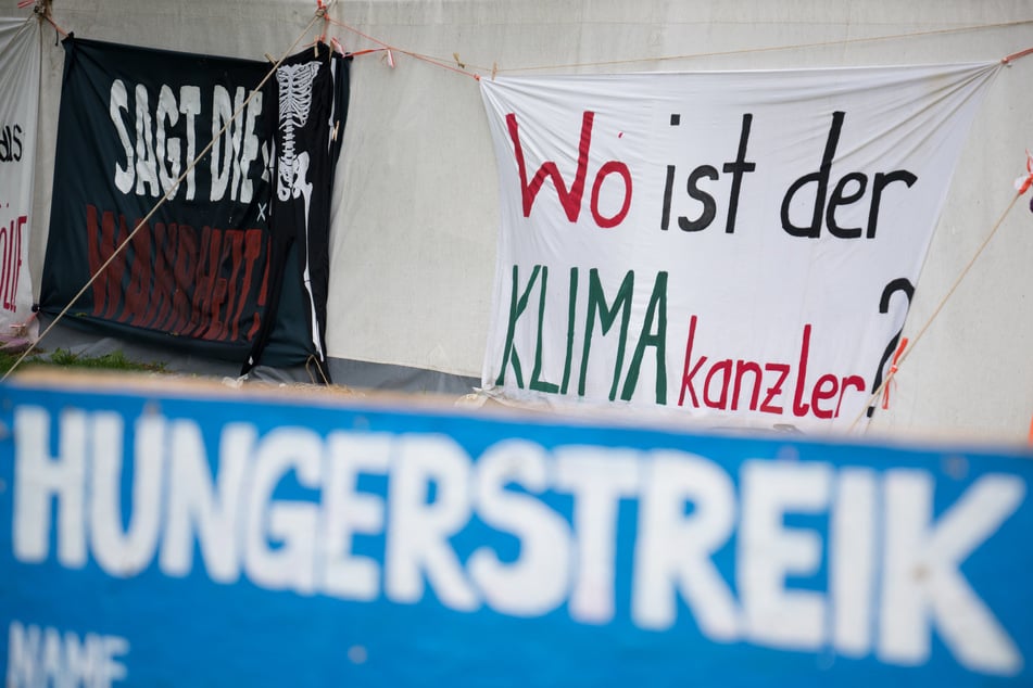 Laut den Aktivisten ist der Fortbestand der menschlichen Zivilisation extrem gefährdet, da sich schon heute Hunderte Tonnen zu viel CO2 in der Luft befinden.