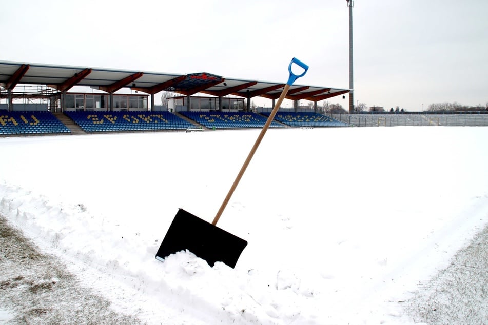 Momentan kann hier noch niemand Rugby spielen: Das Spielfeld ist mit einer dicken Schneeschicht bedeckt.