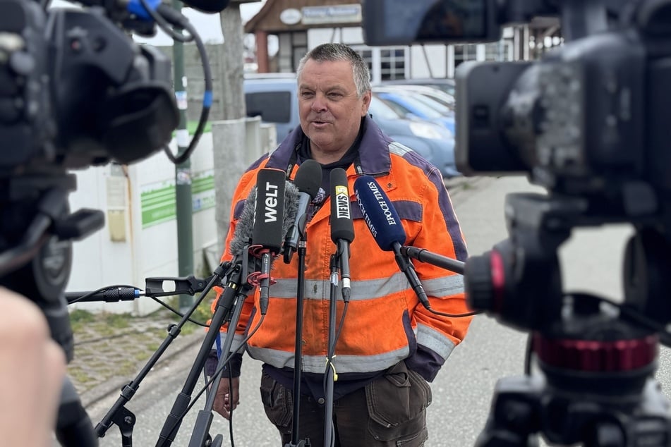Taucher-Chef Fred Babbel am Donnerstag während einer spontanen Pressekonferenz.
