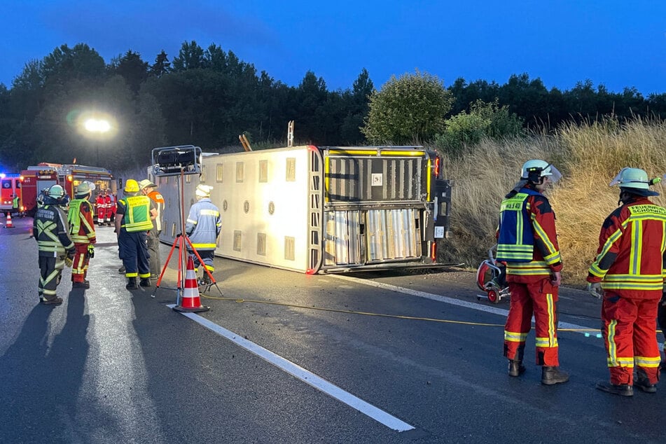 Ein Lastwagen mit 2500 Hühnern ist auf der A92 auf der Fahrt in Richtung Straubing umgekippt.