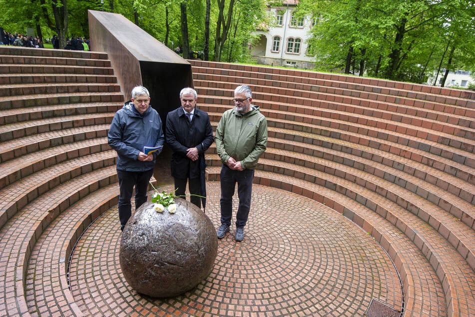 Axel Brückom (54, v.l.), Michael Welsch (58) und Dirk Glowka (58) gedachten am Freitag den Opfern der NS-Krankenmorde.