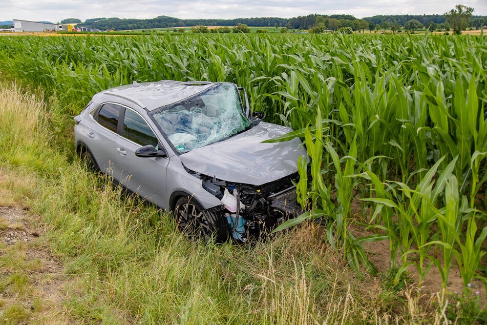Der in den Unfall involvierte Kia kam neben der Bundesstraße in einem Feld zum Stehen.