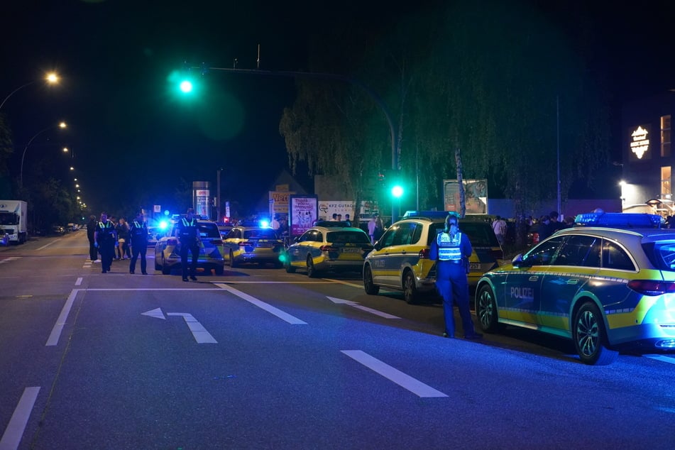 Nach den Schüssen vor einer Shisha-Bar in Hamburg-Bramfeld sucht die Polizei nun Zeugen.