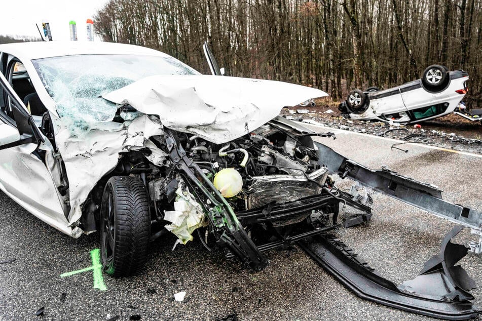 Frontaler Zusammenstoß auf der B269: Beifahrerin stirbt bei Horror-Crash!