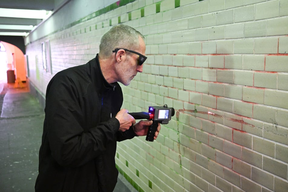 Mit einer speziellen Lasertechnik können Graffiti nun schneller von Oberflächen beseitigt werden.
