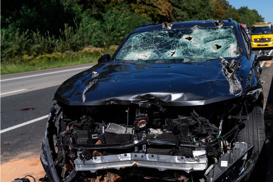 Einer der Fahrer der beschädigten Autos hatte durch die herunter fallenden Steine schwere Verletzungen erlitten.