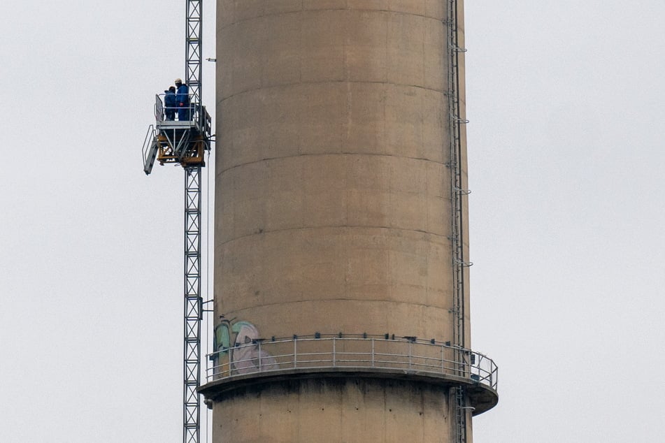 An der 225 Meter hohen Esse wurde für die Abrissarbeiten eine Fahrstuhlkonstruktion installiert.