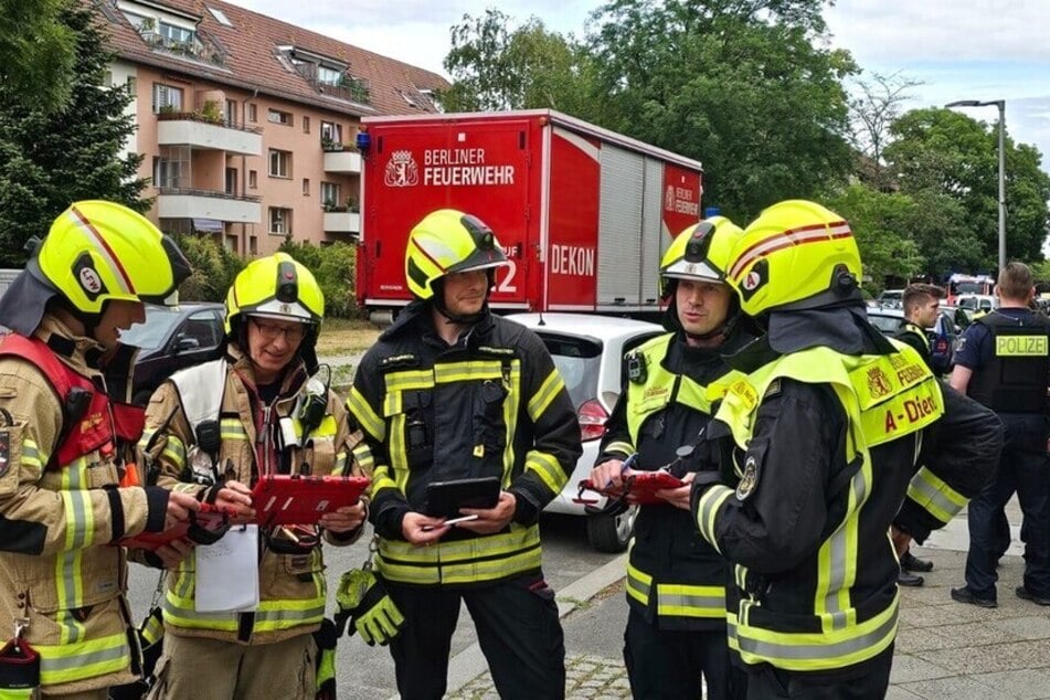 Die Einsatzleitung bespricht das weitere Vorgehen.