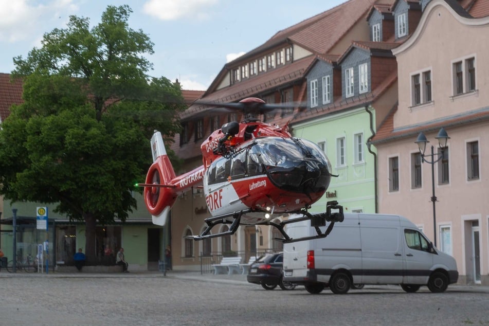 Ein Rettungshubschrauber mit Notarzt landete in unmittelbarer Nähe der Unfallstelle.