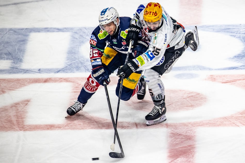 Gregory Kreutzer (r.) sammelte für Bremerhaven bereits viel Eiszeit in der DEL.