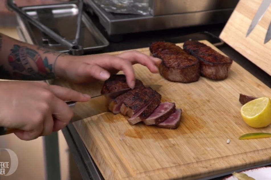 Das Fleisch für die Vorspeise serviert Jenni fast roh.