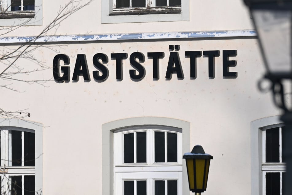 Gastwirt ruft Beamte zu Hilfe: Doch dann "entgleist" 41-Jährige vollends