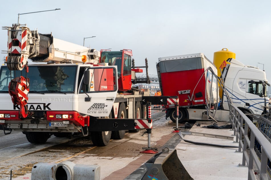 A7 am Elbtunnel nach Unfall stundenlang gesperrt! Verunglückter Lastwagen geborgen