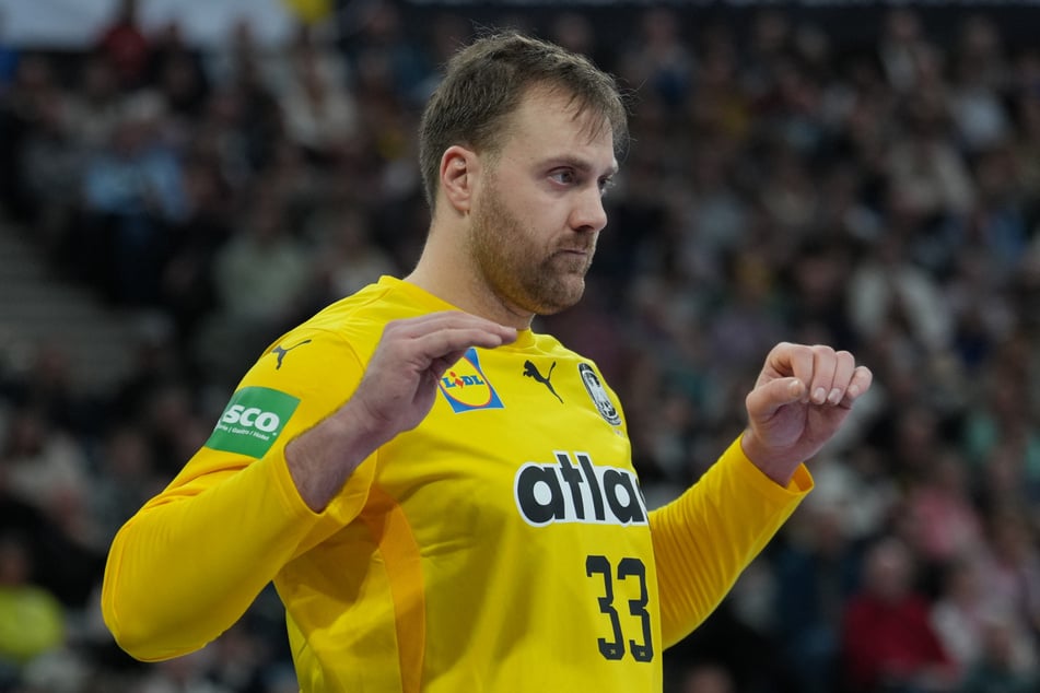 Trotz Favoritenrolle: Deutschlands Handball-Torhüter Andreas Wolff (33) mahnte vor der kommenden Partie gegen die Schweiz zu Vorsicht.