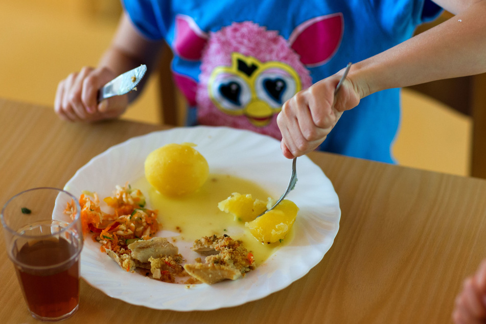 Sieht lecker aus, aber: Welche Eltern können sich in Zukunft noch Mittagessen für ihre Kinder in Kitas und Schulen leisten?