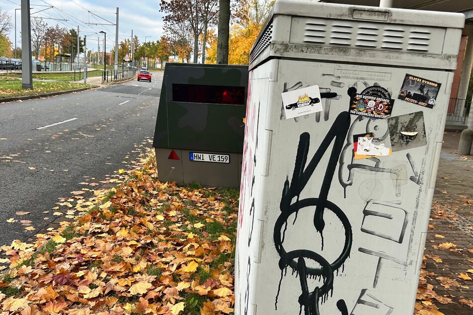 Der grün folierte Superblitzer hält in der Straße An der Flutrinne Wache.