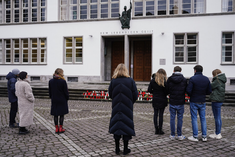 Menschen stehen Anfang letzten Jahres zur Gedenkminute vor dem Haupteingang der Neuen Universität.