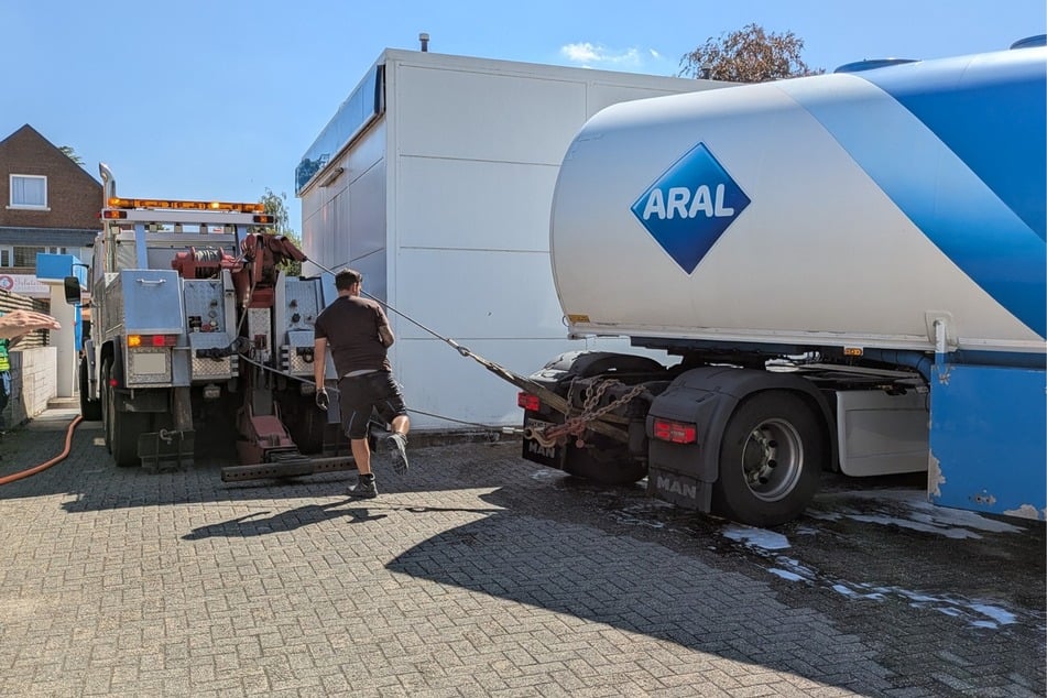 Mithilfe eines Abschleppwagens konnte der Tankwagen schließlich "befreit" werden.