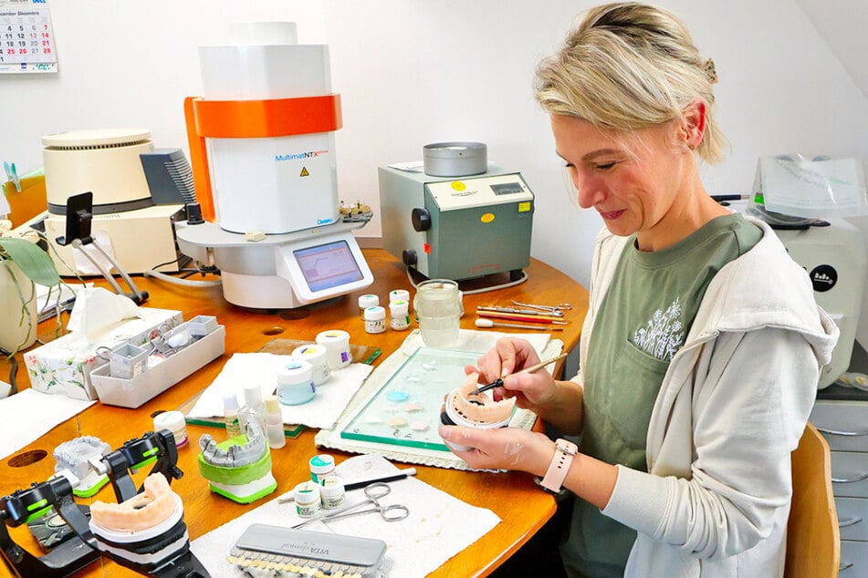 Bei der Zahntechnik trifft digitale Präzision auf echtes Handwerk und Fingerfertigkeit.