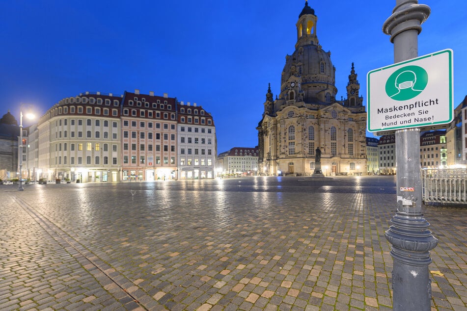 Die Frauenkirche am frühen Morgen. Ab dem heutigen Samstag gelten verschärfte Corona-Regeln in Dresden. Am Montag greift dann der Lockdown.