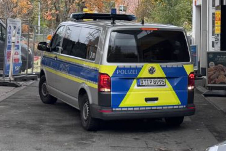 Tankstelle überfallen: Suche nach flüchtigem Täter per Polizei-Hubschrauber