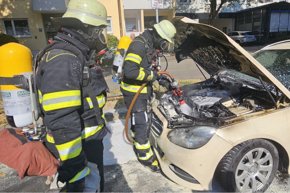 Die Einsatzkräfte setzten den Motor des Taxis unter Wasser, um den Brand zu löschen.