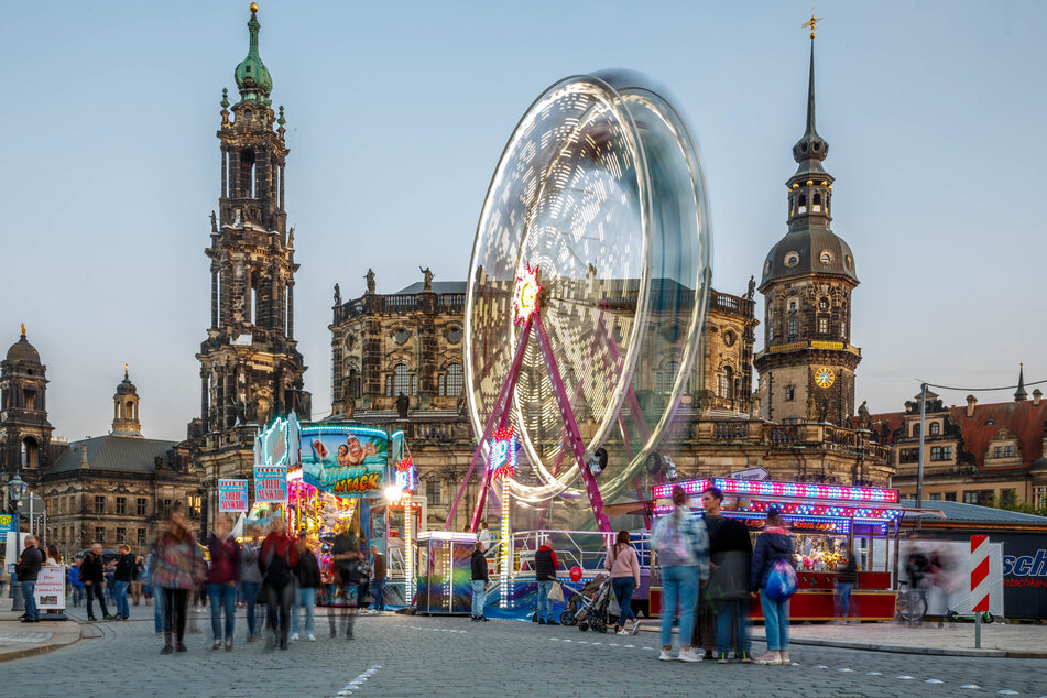 Das Riesenrad auf dem Theaterplatz gehört zu den großen Attraktionen des Dresdner Stadtfestes.
