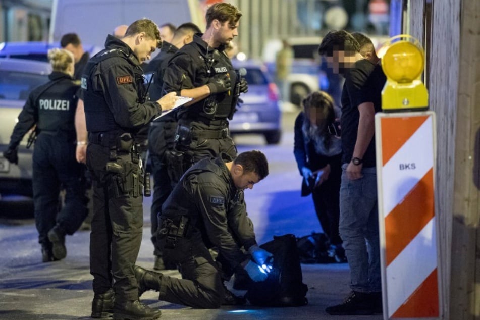 Polizisten bei einer groß angelegten Razzia im Frankfurter Bahnhofsviertel 2018.