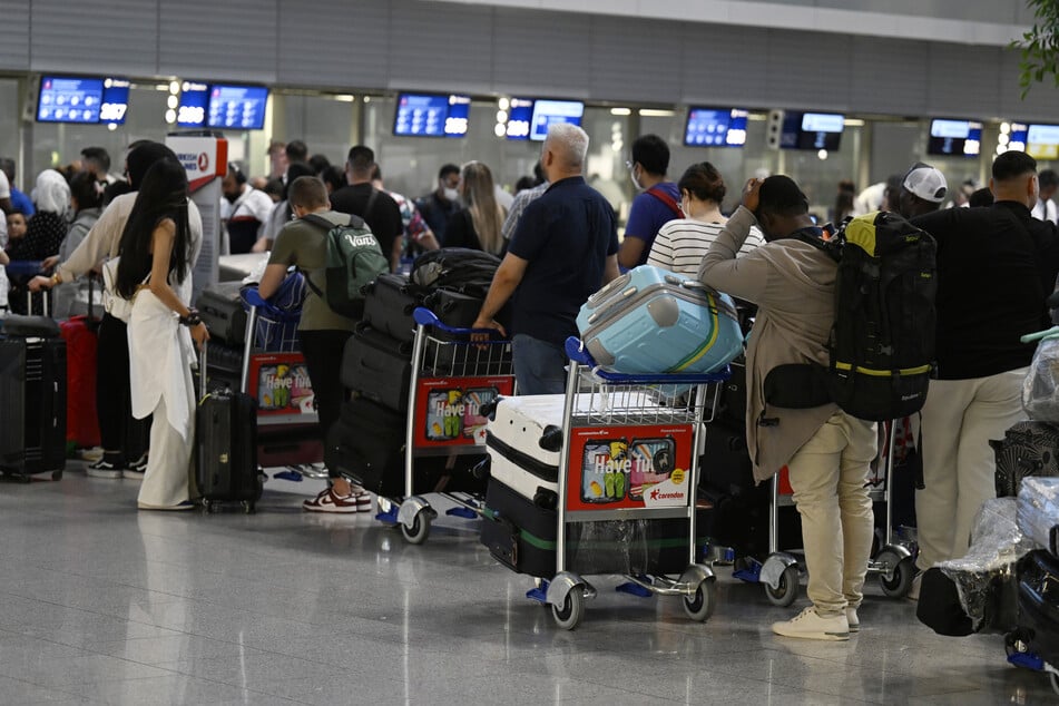 Reisende müssen sich auf lange Wartezeiten und Flugausfälle einstellen.